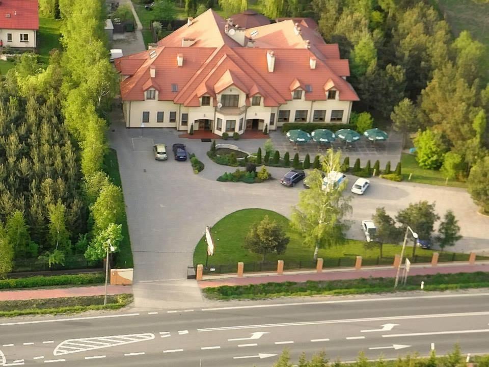 Maxima Hotel Wolanów Exteriör bild